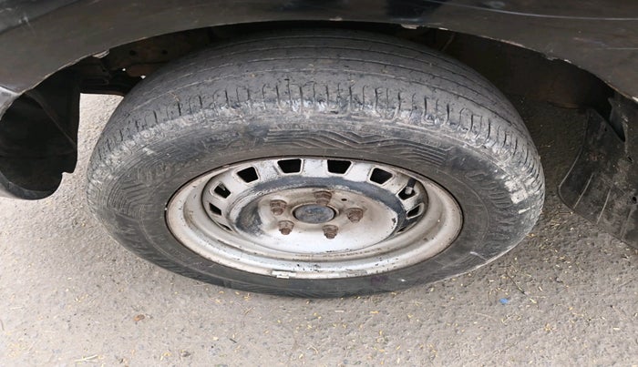 2011 Mahindra Xylo D2, Diesel, Manual, 2,79,048 km, tyre