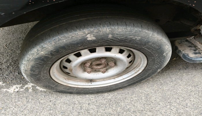 2011 Mahindra Xylo D2, Diesel, Manual, 2,79,048 km, tyre