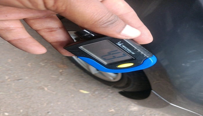 2013 Volkswagen Vento HIGHLINE DIESEL 1.6, Diesel, Manual, 2,10,050 km, tyre