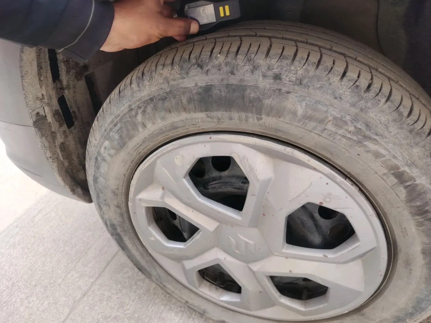 2022 Maruti BREZZA VXI SMART HYBRID, Petrol, Manual, 26,355 km, tyre
