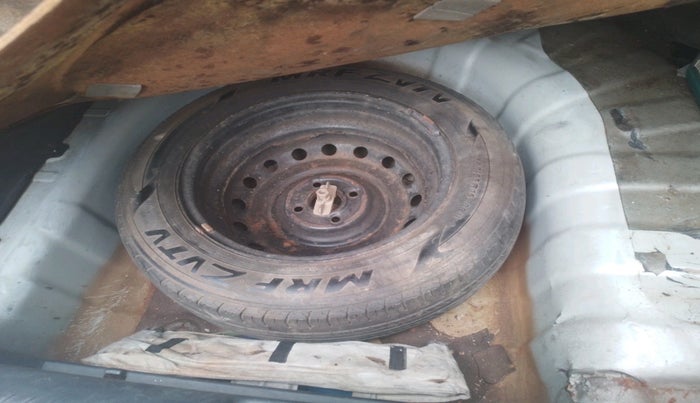 2011 Hyundai Verna FLUIDIC 1.6 VTVT, Petrol, Manual, 1,44,375 km, tyre