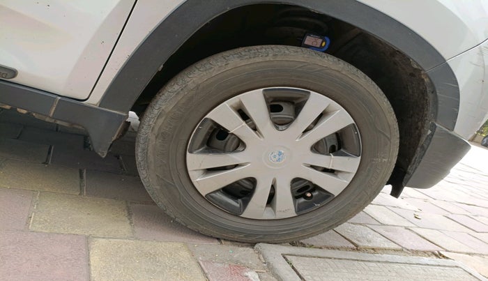 2016 Mahindra Kuv100 K4 6 STR, Petrol, Manual, 1,20,281 km, tyre