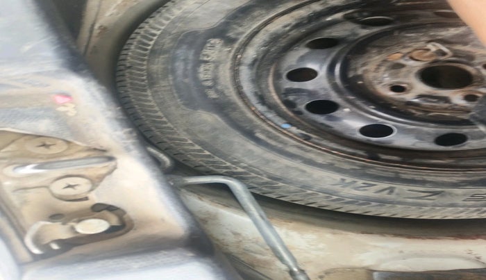 2010 Maruti Swift VXI, Petrol, Manual, 1,00,000 km, tyre