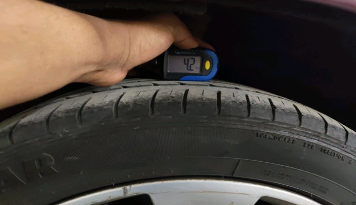 2010 Skoda Superb ELEGANCE 1.8 TSI AT, Petrol, Automatic, 1,14,765 km, tyre