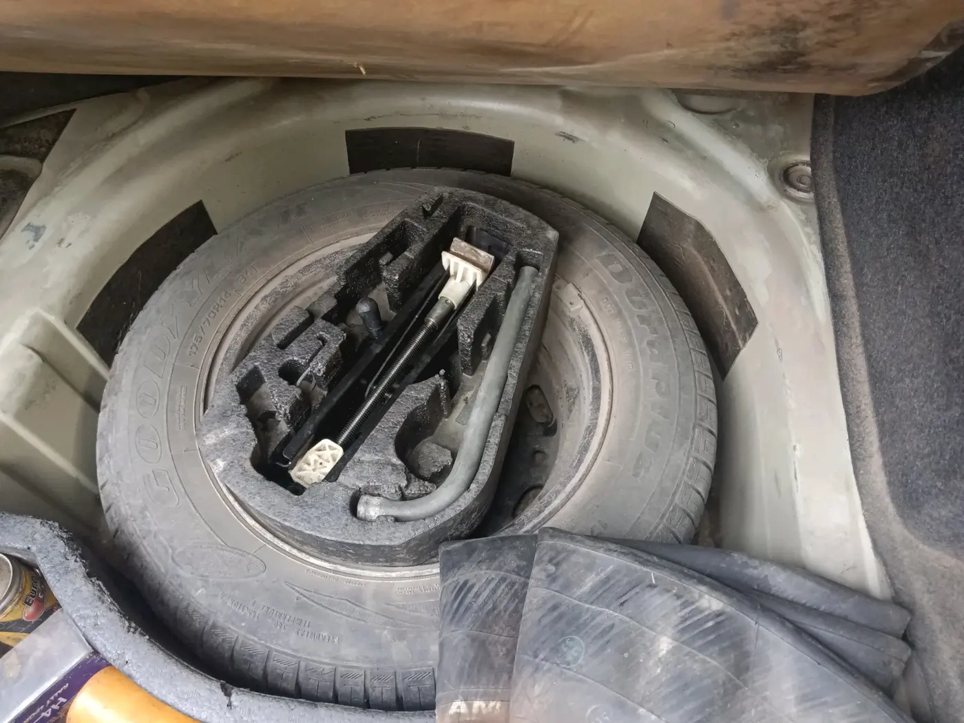 2013 Volkswagen Vento COMFORTLINE DIESEL 1.6, Diesel, Manual, 88,214 km, tyre