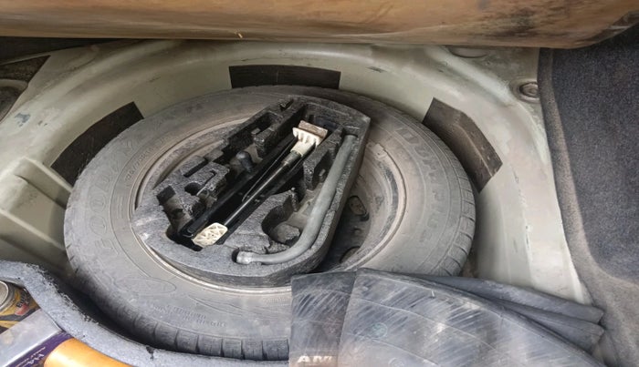 2013 Volkswagen Vento COMFORTLINE DIESEL 1.6, Diesel, Manual, 88,214 km, tyre