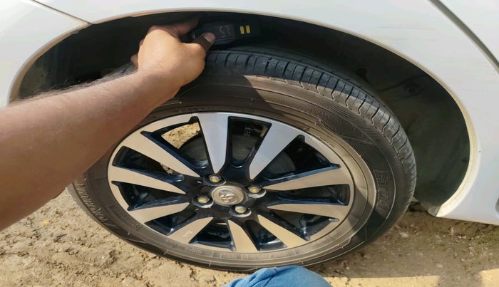 2018 Toyota Etios Liva V, Petrol, Manual, 50,540 km, tyre