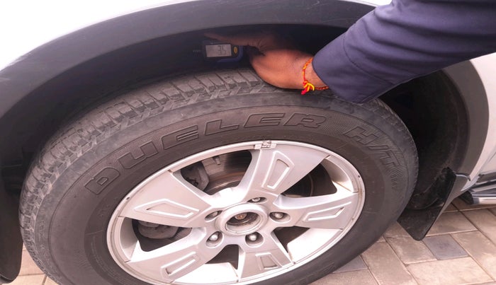 2014 Mahindra XUV500 W8, Diesel, Manual, 1,75,714 km, tyre