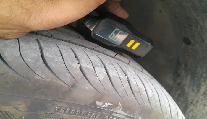 2011 Audi Q5 2.0 TDI QUATTRO, Diesel, Automatic, 1,30,293 km, tyre