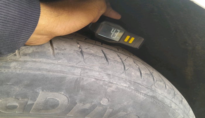 2011 Audi Q5 2.0 TDI QUATTRO, Diesel, Automatic, 1,30,293 km, tyre