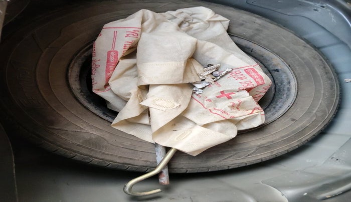 2013 Hyundai i10 MAGNA 1.1, Petrol, Manual, 99,460 km, tyre