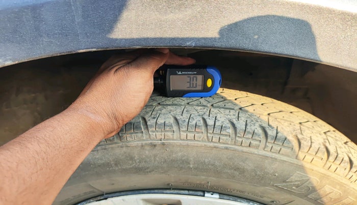 2015 Maruti Swift VXI, Petrol, Manual, 1,15,501 km, tyre