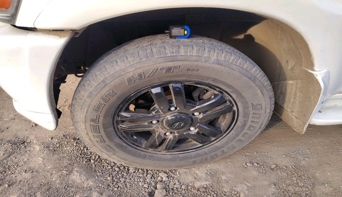 2014 Mahindra Scorpio VLX 2WD, Diesel, Manual, 2,82,601 km, tyre