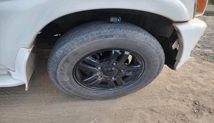 2014 Mahindra Scorpio VLX 2WD, Diesel, Manual, 2,82,601 km, tyre