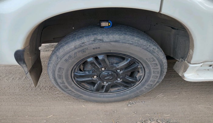 2014 Mahindra Scorpio VLX 2WD, Diesel, Manual, 2,82,601 km, tyre