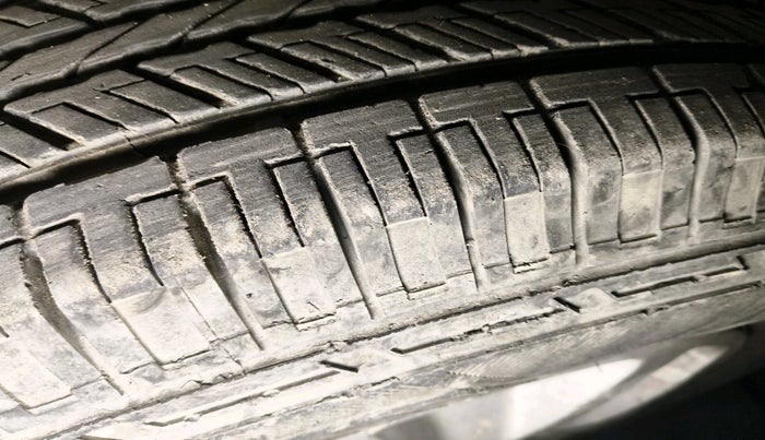 2017 Renault Duster RXE 1.6 PETROL, Petrol, Manual, 61,111 km, tyre