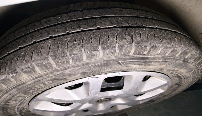 2017 Renault Duster RXE 1.6 PETROL, Petrol, Manual, 61,111 km, tyre