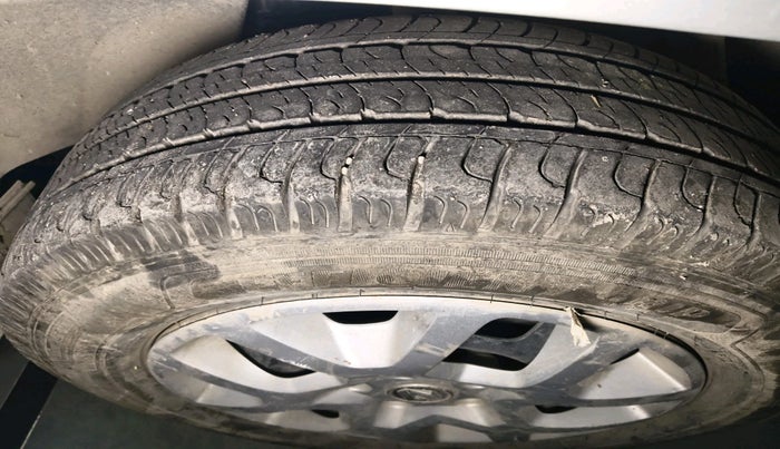 2017 Renault Duster RXE 1.6 PETROL, Petrol, Manual, 61,111 km, tyre