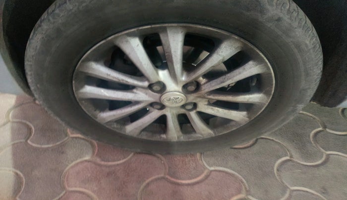 2011 Toyota Etios V, Petrol, Manual, 1,42,551 km, tyre