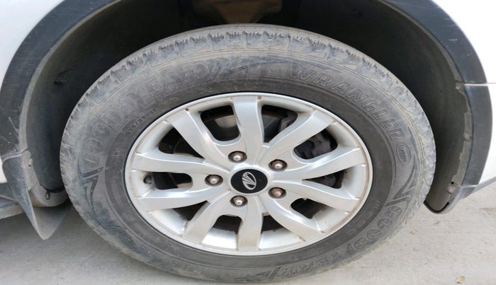 2017 Mahindra XUV500 W10 AT, Diesel, Automatic, 1,03,373 km, tyre