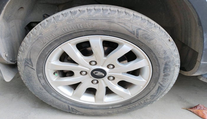 2017 Mahindra XUV500 W10 AT, Diesel, Automatic, 1,03,373 km, tyre