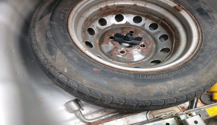 2013 Hyundai Eon ERA +, Petrol, Manual, 27,350 km, tyre