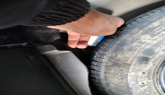 2015 Maruti Swift Dzire VXI, Petrol, Manual, 57,559 km, tyre