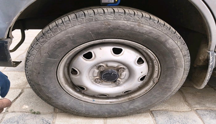 2022 Maruti Eeco 5 STR AC CNG (O), Petrol, Manual, 1,23,928 km, tyre