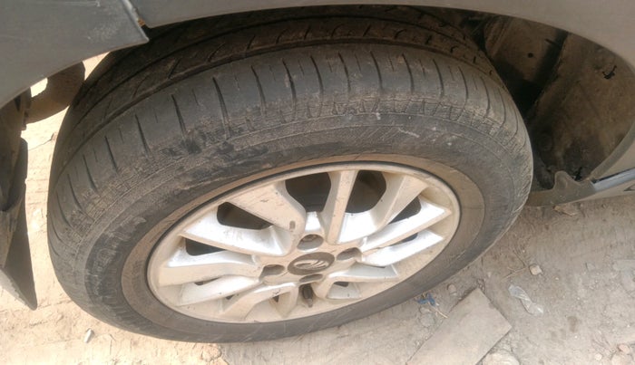 2016 Mahindra Kuv100 K8 6 STR, Petrol, Manual, 75,397 km, tyre