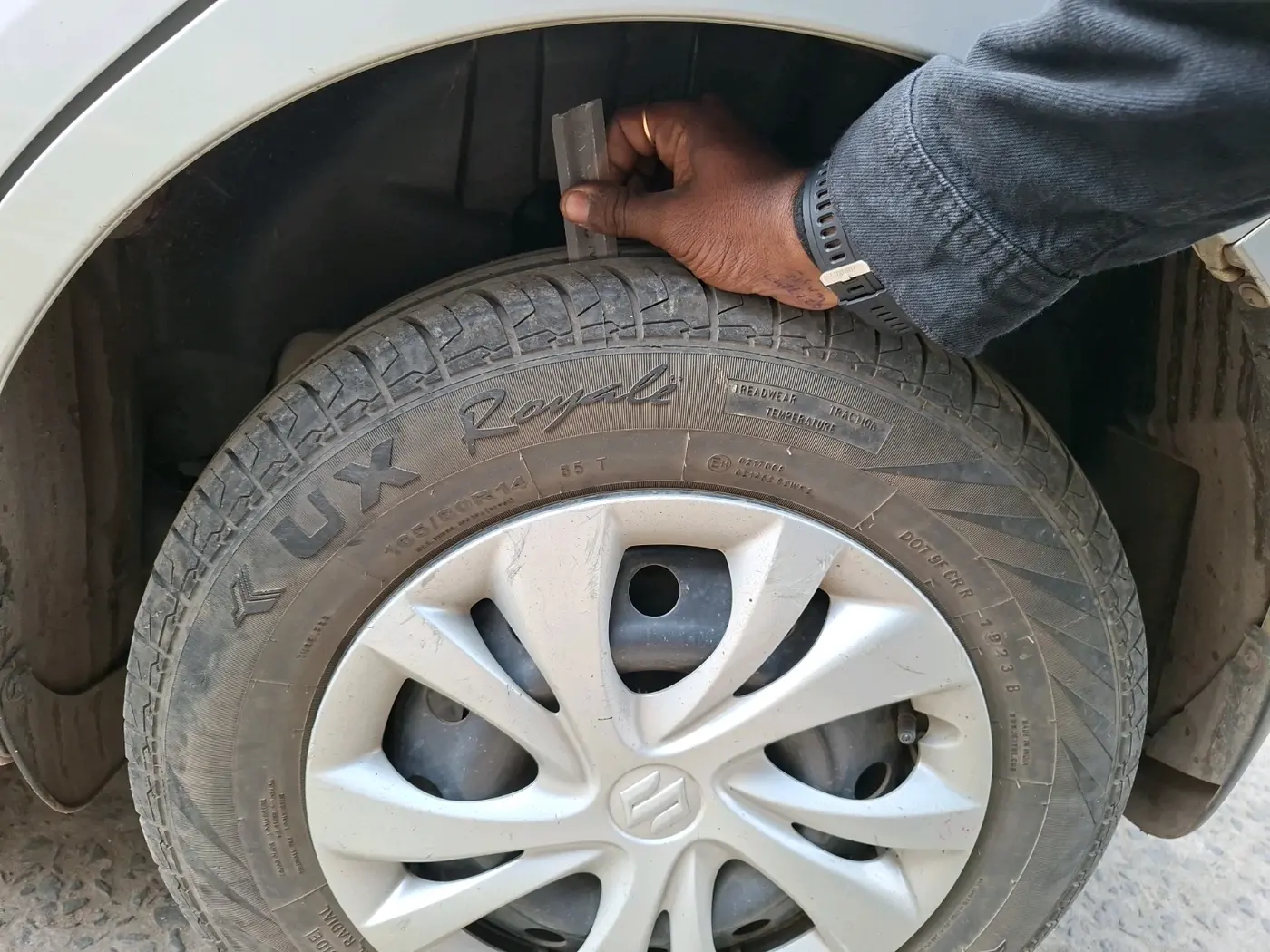 2023 Maruti Swift VXI CNG, CNG, Manual, 34,916 km, tyre