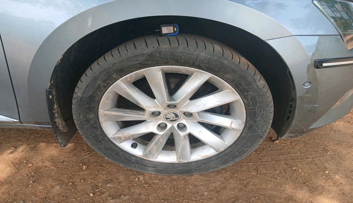 2017 Skoda Superb L&K 1.8 TSI AT, Petrol, Automatic, 1,41,206 km, tyre