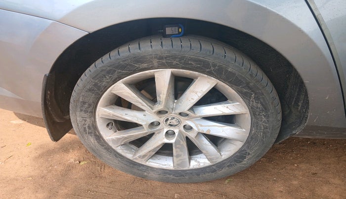 2017 Skoda Superb L&K 1.8 TSI AT, Petrol, Automatic, 1,41,206 km, tyre