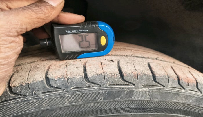 2010 Skoda Fabia AMBIENTE 1.2 TDI, Diesel, Manual, 1,04,330 km, tyre