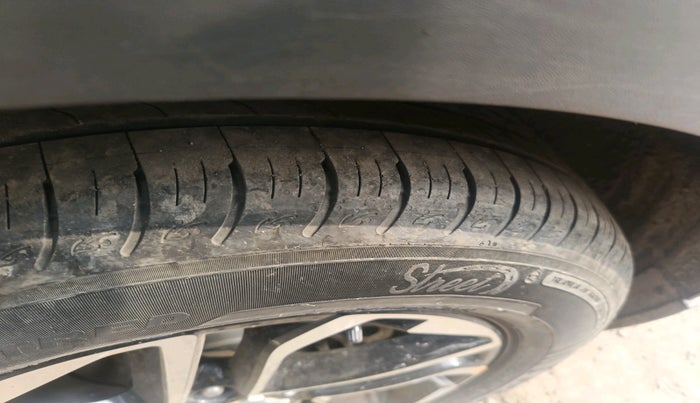 2023 KIA CARENS PRESTIGE PLUS 1.5 PETROL DCT 7 STR, Petrol, Automatic, 11,785 km, tyre