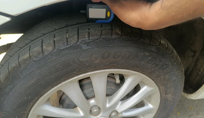 2011 Toyota Etios Liva V, Petrol, Manual, 1,15,000 km, tyre