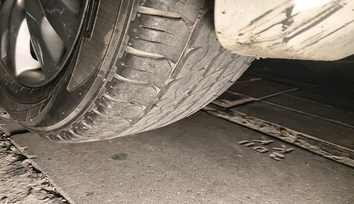 2017 Maruti Ertiga ZXI, Petrol, Manual, 66,644 km, tyre