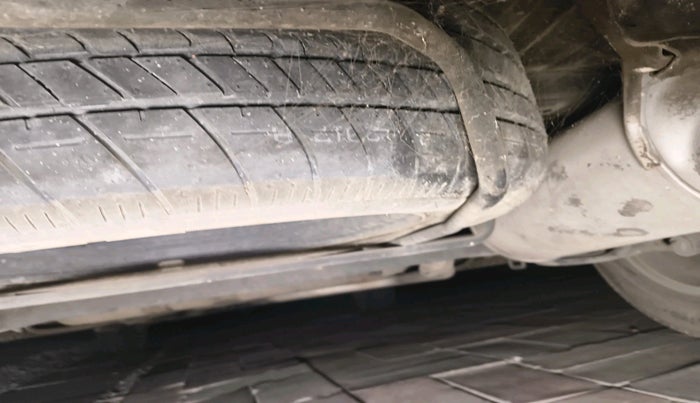 2017 Maruti Ertiga ZXI, Petrol, Manual, 66,644 km, tyre