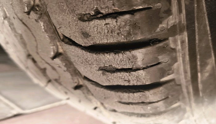 2017 Maruti Ertiga ZXI, Petrol, Manual, 66,644 km, tyre