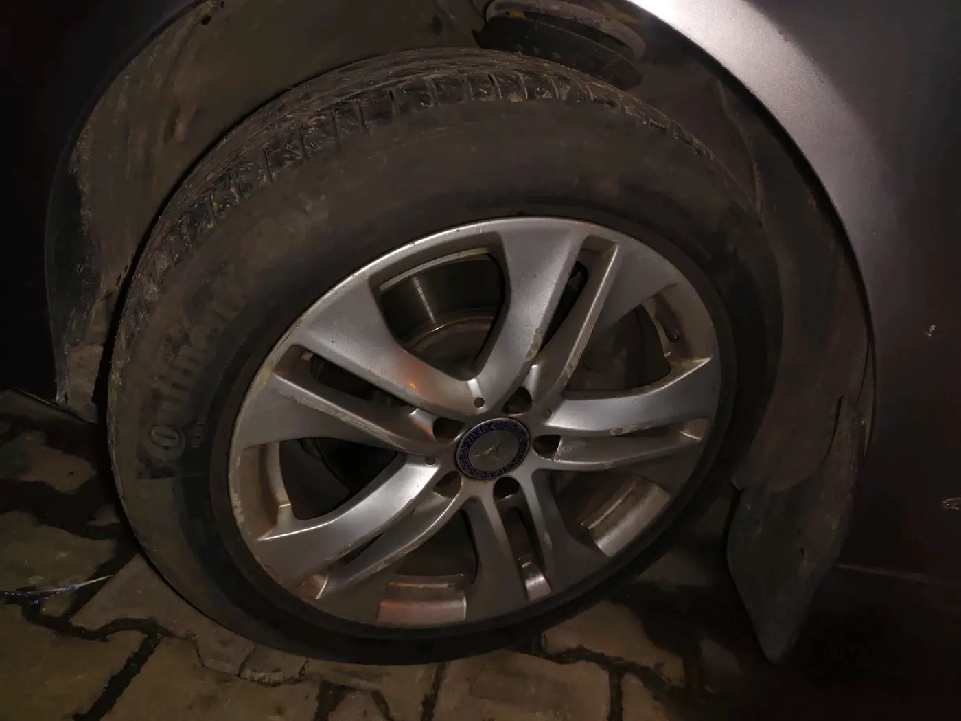 2010 Mercedes Benz E Class E 350 AVANTGARDE, Diesel, Automatic, 1,18,302 km, tyre