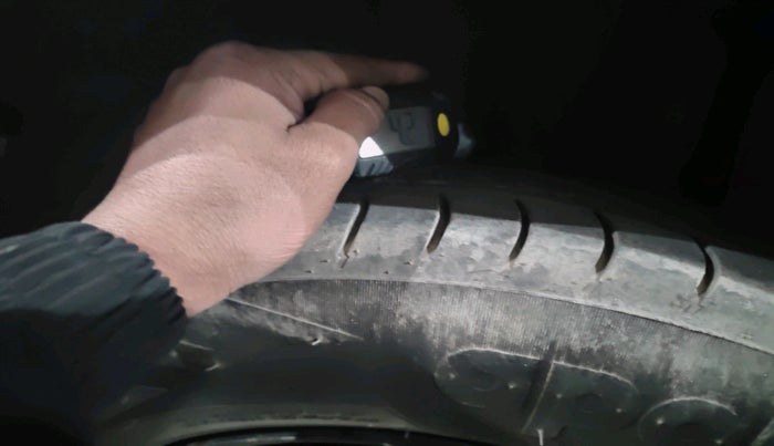 2017 Maruti Dzire VDI, Diesel, Manual, 1,99,136 km, tyre