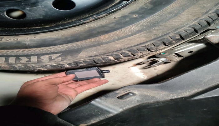 2017 Maruti Dzire VDI, Diesel, Manual, 1,99,136 km, tyre