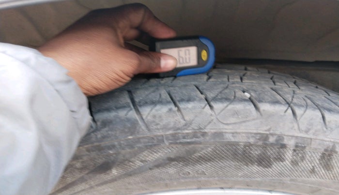 2018 Toyota Innova Crysta 2.4 ZX 7 STR, Diesel, Manual, 1,73,693 km, tyre