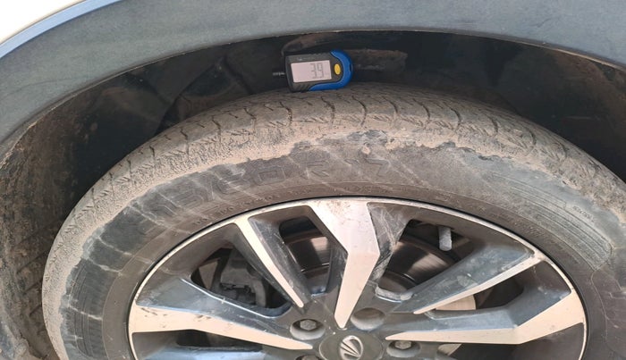 2020 Mahindra XUV300 W8 (O) 1.5 DIESEL AMT, Diesel, Automatic, 1,40,396 km, tyre