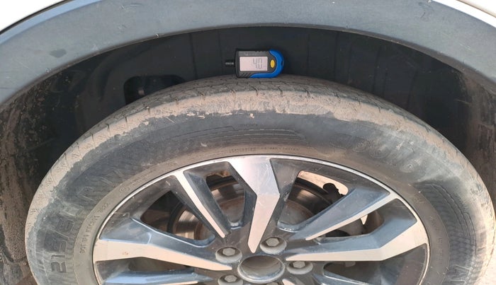 2020 Mahindra XUV300 W8 (O) 1.5 DIESEL AMT, Diesel, Automatic, 1,40,396 km, tyre