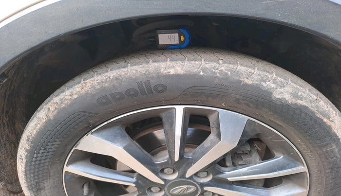 2020 Mahindra XUV300 W8 (O) 1.5 DIESEL AMT, Diesel, Automatic, 1,40,396 km, tyre