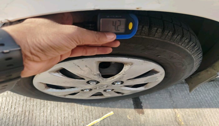 2012 Hyundai i10 MAGNA 1.1, Petrol, Manual, 1,43,092 km, tyre