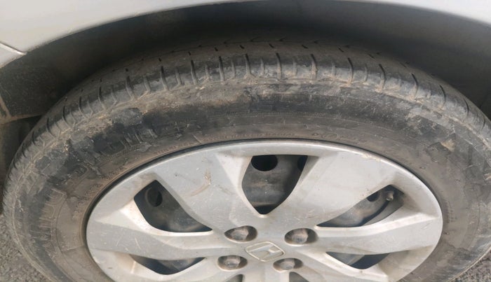 2015 Honda Mobilio 1.5L I-DTEC S, Diesel, Manual, 2,39,633 km, tyre