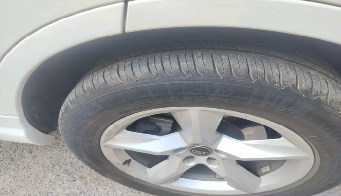 2018 Audi Q7 45 TDI QUATTRO PREMIUM PLUS, Diesel, Automatic, 2,28,073 km, tyre