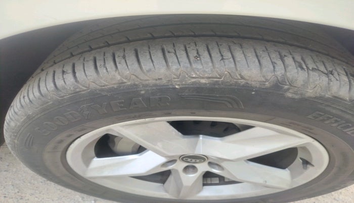 2018 Audi Q7 45 TDI QUATTRO PREMIUM PLUS, Diesel, Automatic, 2,28,073 km, tyre