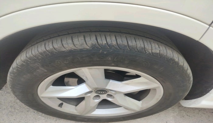 2018 Audi Q7 45 TDI QUATTRO PREMIUM PLUS, Diesel, Automatic, 2,28,073 km, tyre